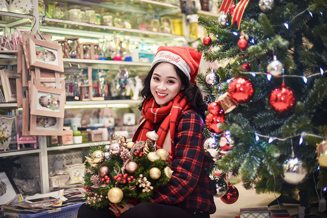 Những ngày gần lễ Noel, Ngọc Anh thích ghé thăm cửa hàng đồ lưu niệm, đồ chơi để ngắm nhìn những món đồ lung linh đầy màu sắc.