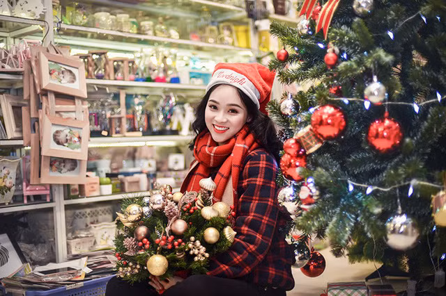 Những ngày gần lễ Noel, Ngọc Anh thích ghé thăm cửa hàng đồ lưu niệm, đồ chơi để ngắm nhìn những món đồ lung linh đầy màu sắc.