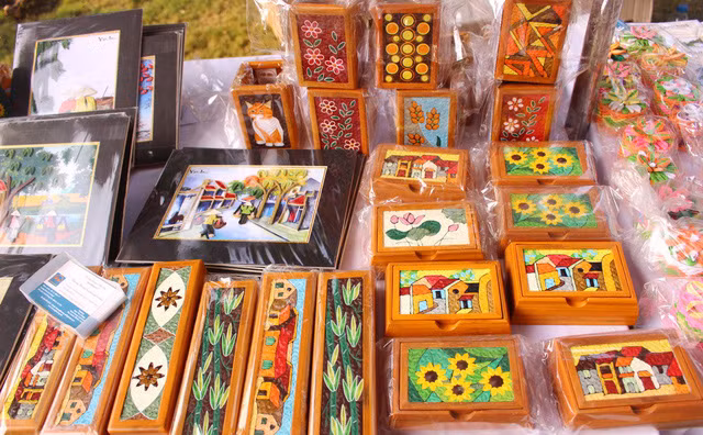 Thiệp, hộp đựng giấy, tranh in phố, bông tai... bắt mắt do chính đôi tay của các bạn trẻ Thương Thương Handmade làm ra.