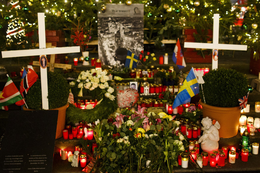 Khu chợ Giáng sinh ở Đức dành một góc tưởng niệm những nạn nhân trong vụ tấn công khủng bố vào ngày 17-12-2016, khiến 12 người thiệt mạng và 48 người bị thương.