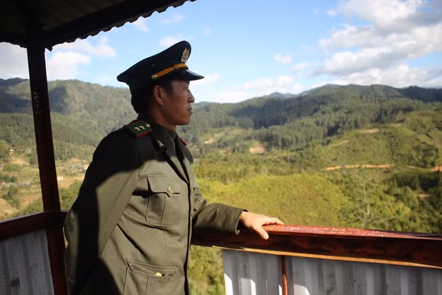 Kiểm lâm phụ trách địa bàn người Mông Vàng Súa Lử quan sát rừng trên chòi canh.