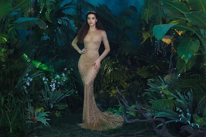 Nữ ca sĩ được tạo hình lôi cuốn với mái tóc buông dài bấm nhẹ, sử dụng tone trang điểm trầm để toát lên vẻ đẹp quyến rũ, bí ẩn. 