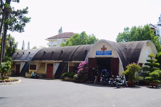  Bên cạnh nhà thờ, ở phía sân sau còn có không gian đọc sách mang tên 