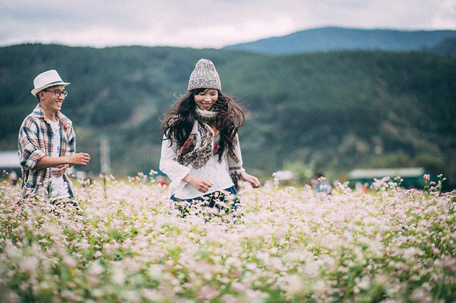 Nhiếp ảnh gia Phạm Minh Tài, người thực hiện bộ ảnh này chia sẻ: “Cảm xúc tự nhiên của cặp đôi là điều quan trọng nhất, và họ đã có những khoảnh khắc chân thật, bình yên bên nhau”.