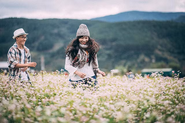 Nhiếp ảnh gia Phạm Minh Tài, người thực hiện bộ ảnh này chia sẻ: “Cảm xúc tự nhiên của cặp đôi là điều quan trọng nhất, và họ đã có những khoảnh khắc chân thật, bình yên bên nhau”.