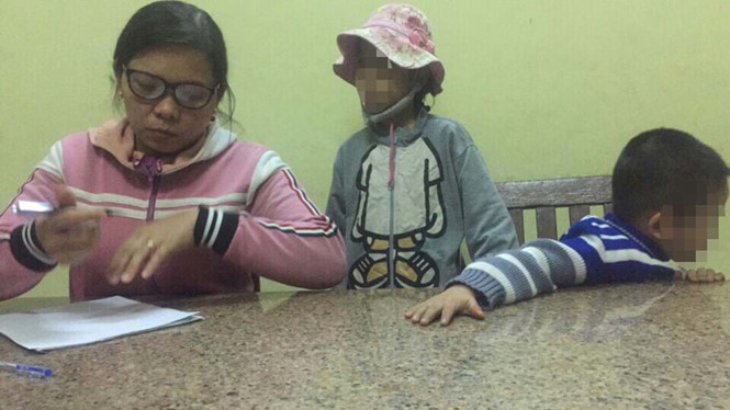 Huế thường xuyên dắt 2 con nhỏ vào các tiệm làm tóc trên địa bàn TP.Quy Nhơn để hỏi thăm, tư vấn làm đẹp đón Tết. Huế thường xuyên dắt 2 con nhỏ vào các tiệm làm tóc trên địa bàn TP.Quy Nhơn để hỏi thăm, tư vấn làm đẹp đón Tết.