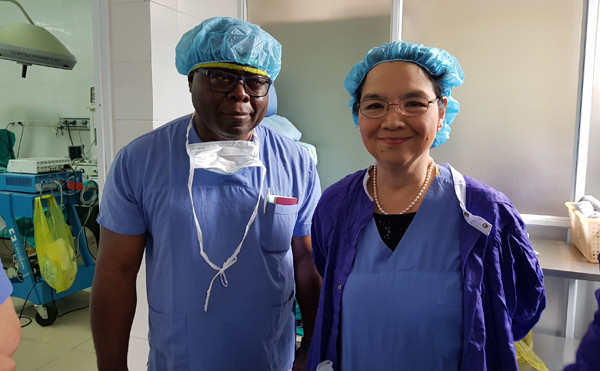  GS Yoko Kato (phải), Chủ tịch Hội Phẫu thuật thần kinh châu Á 