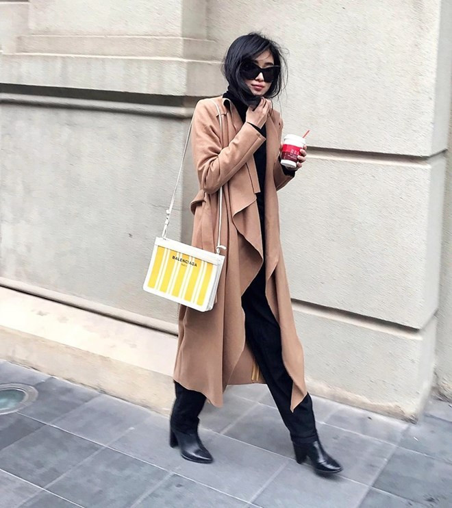 Bên cạnh duster coat, Ngô Thái Bảo Loan còn chưng diện cardigan dài qua đầu gối, mix cùng bộ đồ ''đen toàn tập'' và không quên tạo điểm nhấn bằng túi Balenciaga, có giá lên tới gần 20 triệu đồng.