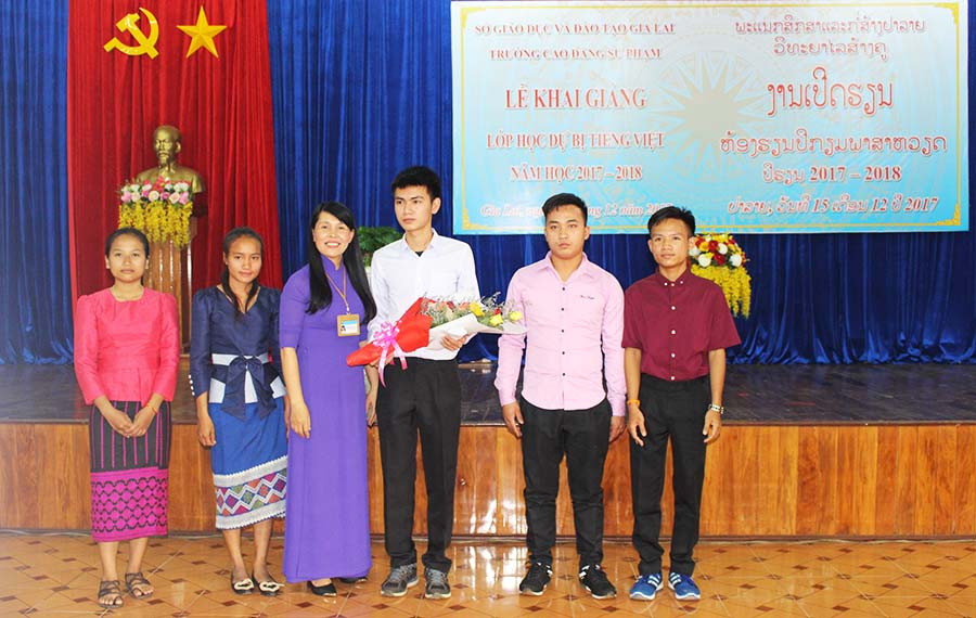  Lãnh đạo Trường Cao đẳng Sư phạm Gia Lai tặng hoa chào đón các du học sinh Lào. Ảnh: Nguyễn Giang