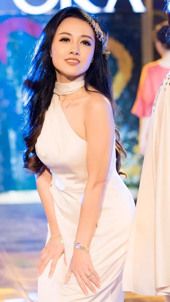 BTV Hoài Anh gợi cảm trên sân khấu thời trang với tư cách người mẫu