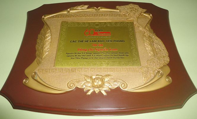 Bức phù điêu của báo Tiền Phong tri ân ông Nguyễn Lam. Bức phù điêu của báo Tiền Phong tri ân ông Nguyễn Lam.