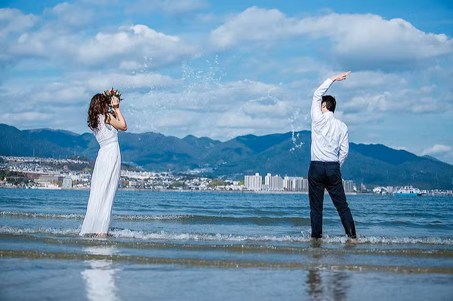 Ngày anh bay, cô đã khóc rất nhiều: “Hôm nay nước Nhật vui mừng thêm tên anh, còn em sẽ mạnh mẽ để đối diện với khoảng trống mang tên anh. Cho dù cuộc sống không như anh từng mơ thì em mong anh vẫn là anh, vẫn là người mà em yêu thương vô bờ bến”.