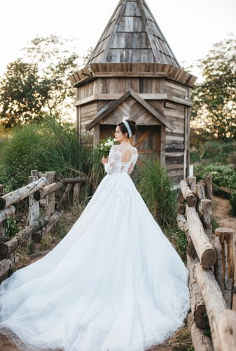 Không chỉ xinh đẹp, Thành Hằng còn sở hữu bảng thành tích đáng nể khi còn là sinh viên nhà trường như Giải Nhất và Giải Ba cuộc thi Body Painting - Triển lãm Kiến trúc Vietart 2012, Giải Ba Festival Sinh viên Kiến trúc toàn quốc 2012 tại Đà Nẵng.