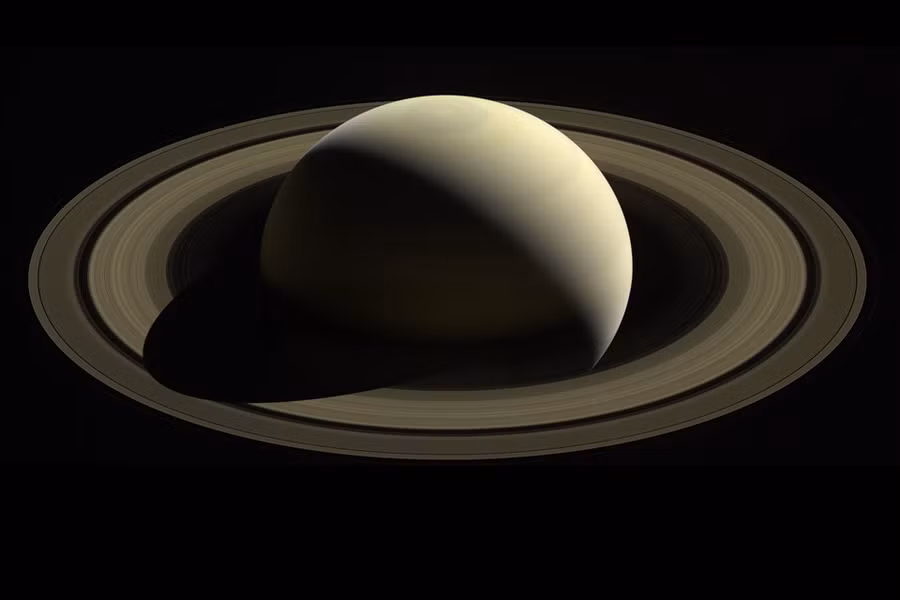 Một trong những bức ảnh cuối cùng về Sao Thổ và các vành đai được tàu vũ trụ Cassini chụp lại. Con tàu tới Sao Thổ vào năm 2004 khi cực bắc của hành tinh bước vào mùa đông và chìm trong bóng tối. Ở cuối cuộc hành trình, phi thuyền ghi lại được hình ảnh cực bắc ngập tràn ánh nắng Mặt Trời của mùa hè. Cassini kết thúc sứ mệnh vào ngày 15/9 bằng cách lao xuống bề mặt khắc nghiệt của Sao Thổ.