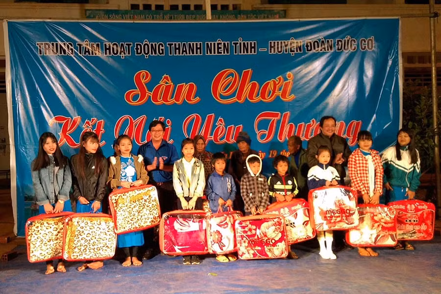  Trung tâm Hoạt động Thanh niên tỉnh Gia Lai và Huyện Đoàn Đức Cơ tặng chăn ấm cho thiếu nhi và gia đình chính sách xã Ia Lang. Ảnh: Mỹ Duyên