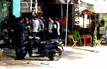 Công an khám nghiệm hiện trường, điều tra vụ việc.