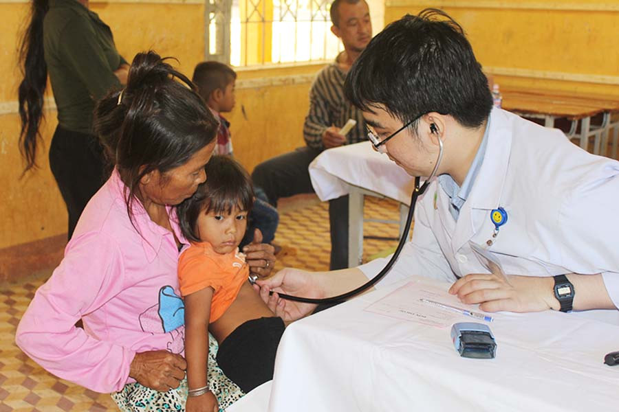  Các bác sĩ tận tâm khám chữa bệnh cho học sinh. Ảnh: Ngọc Thu