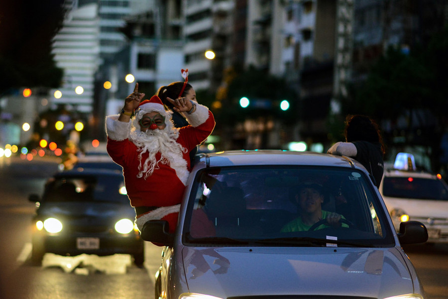 Ông già Noel xuất hiện trên đường phố Caracas ở Venezuela. Đây là một phần của chiến dịch đưa những ông già Noel ra đường, mang theo quà và những vật dụng cần thiết để trao tặng cho những người nghèo và vô gia cư trong thành phố.