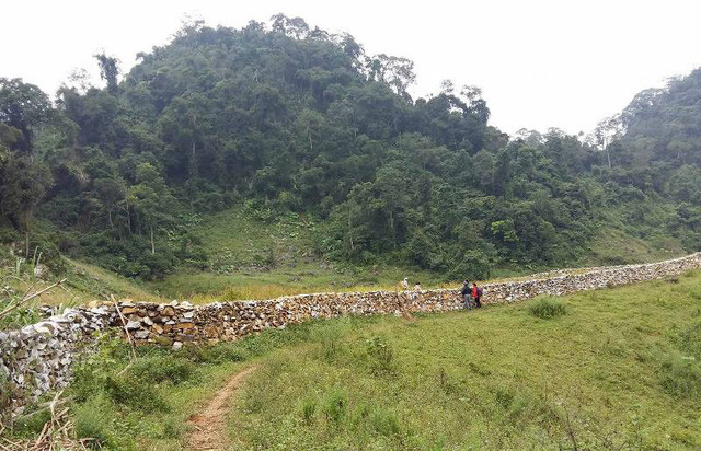 Phần lớn, những hàng rào đá nơi thung lũng Sài Khao có độ rộng phần chân khoảng gần 1 mét, cao gần 2 mét và nhỏ dần về phía trên. “Tác giả” đã khéo léo lựa chọn những viên đá có góc cạnh tự nhiên, phù hợp để chúng có thể tự bám vào nhau, tạo độ vững chãi cho hàng rào.