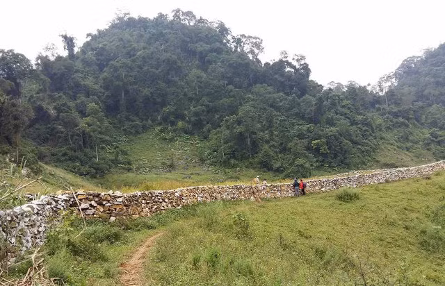 Phần lớn, những hàng rào đá nơi thung lũng Sài Khao có độ rộng phần chân khoảng gần 1 mét, cao gần 2 mét và nhỏ dần về phía trên. “Tác giả” đã khéo léo lựa chọn những viên đá có góc cạnh tự nhiên, phù hợp để chúng có thể tự bám vào nhau, tạo độ vững chãi cho hàng rào.