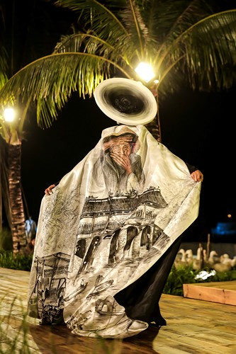 Cụ Hai Xong là người phụ nữ lái thuyền trên sông Hoài ở thành phố Hội An (Quảng Nam) được đăng trên chuyên trang Du lịch Báo Los Angeles và được ghi tặng là “Cụ bà đẹp nhất thế giới” bởi nụ cười ấm áp hiền hậu. Cụ Hai Xong là người phụ nữ lái thuyền trên sông Hoài ở thành phố Hội An (Quảng Nam) được đăng trên chuyên trang Du lịch Báo Los Angeles và được ghi tặng là “Cụ bà đẹp nhất thế giới” bởi nụ cười ấm áp hiền hậu.