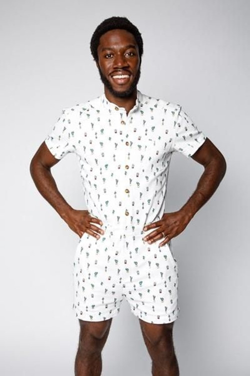  Romper - những bộ áo liền quần dáng ngắn vốn rất gần gũi với phái đẹp nay được một nhà mốt biến tấu để dành cho nam giới. Nhưng cấu tạo cơ thể của hai phái hoàn toàn không giống nhau, vậy nên đừng quá bất ngờ nếu một vài tình huống đỏ mặt xảy tới với bạn nếu dũng cảm diện kiểu mốt này.