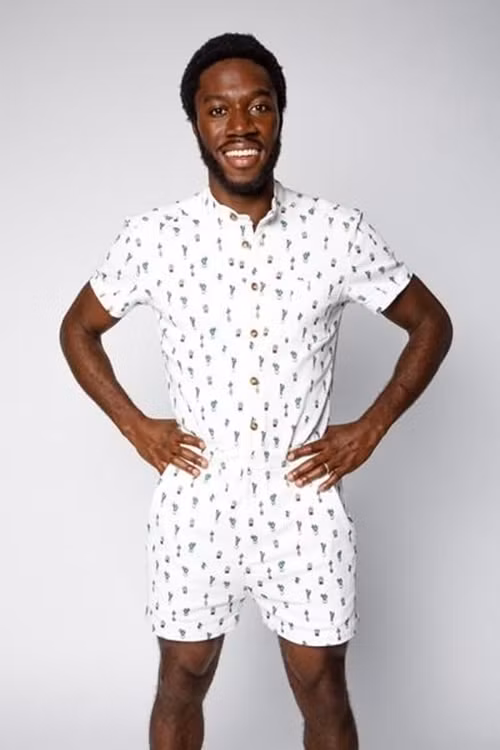  Romper - những bộ áo liền quần dáng ngắn vốn rất gần gũi với phái đẹp nay được một nhà mốt biến tấu để dành cho nam giới. Nhưng cấu tạo cơ thể của hai phái hoàn toàn không giống nhau, vậy nên đừng quá bất ngờ nếu một vài tình huống đỏ mặt xảy tới với bạn nếu dũng cảm diện kiểu mốt này.