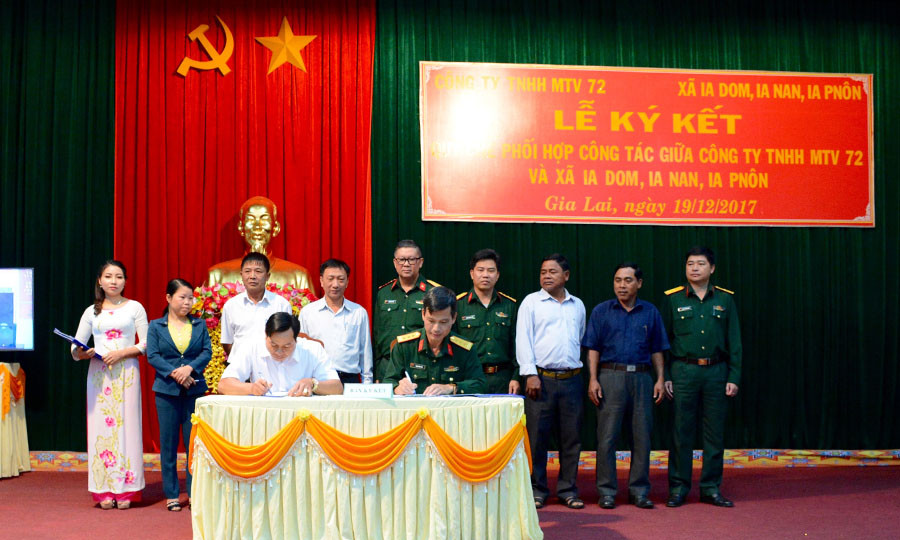  Đại diện Công ty 72 và xã Ia Dom, Ia Nan, Ia Pnôn ký kết quy chế phối hợp. Ảnh: Ngọc Sang