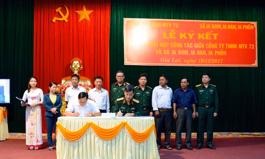  Đại diện Công ty 72 và xã Ia Dom, Ia Nan, Ia Pnôn ký kết quy chế phối hợp. Ảnh: Ngọc Sang