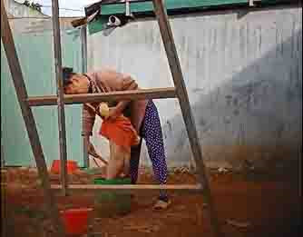 Bà Vấn liên tiếp dùng cây thọc vào bộ phận sinh dục cháu bé. Ảnh: Cắt từ clip.