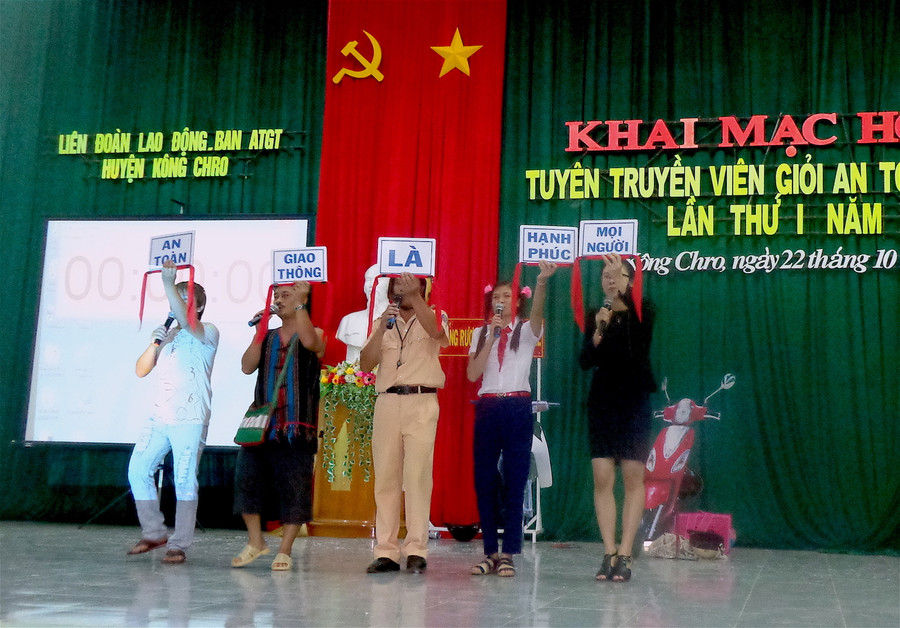 Tuổi trẻ Kông Chro tích cực tham gia các hoạt động tuyên truyền về an toàn giao thông. Ảnh: Mộc Trà