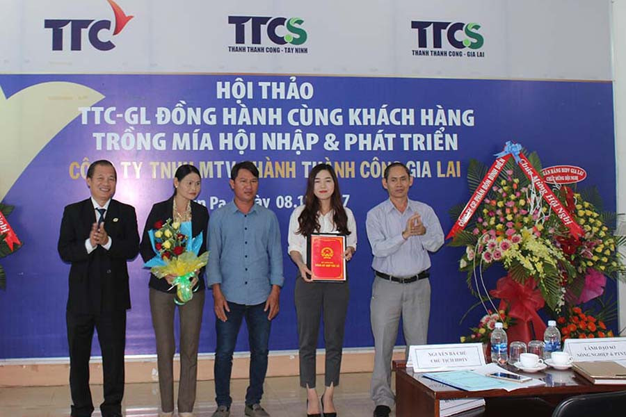 Trao chứng nhận cho HTX sản xuất mía Tân Tiến. Ảnh: N.D Trao chứng nhận cho HTX sản xuất mía Tân Tiến. Ảnh: N.D