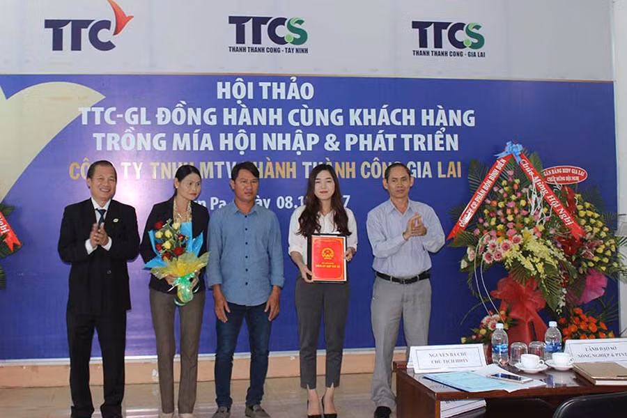 Trao chứng nhận cho HTX sản xuất mía Tân Tiến. Ảnh: N.D