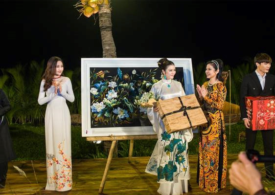 Ngân Anh và Lý Nhã Kỳ trong cuộc đấu giá áo dài ở Hội An. Ảnh: FBNV. Ngân Anh và Lý Nhã Kỳ trong cuộc đấu giá áo dài ở Hội An. Ảnh: FBNV.