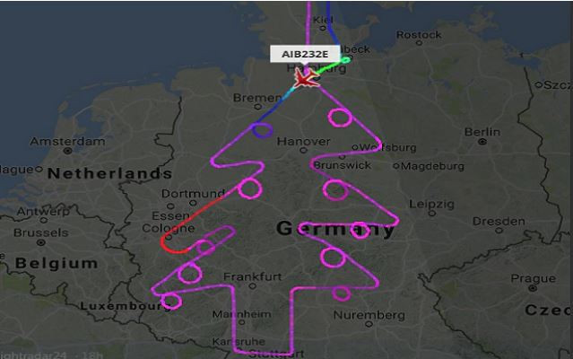  Một phi công háo hức với không khí Giáng sinh sắp đến đã “vẽ” một cây thông khổng lồ cùng những quả châu khi bay trên bầu trời nước Đức