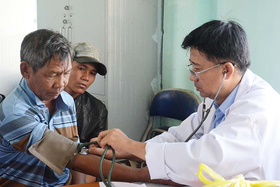 Bác sĩ khám bệnh cho bệnh nhân. Ảnh: P.L