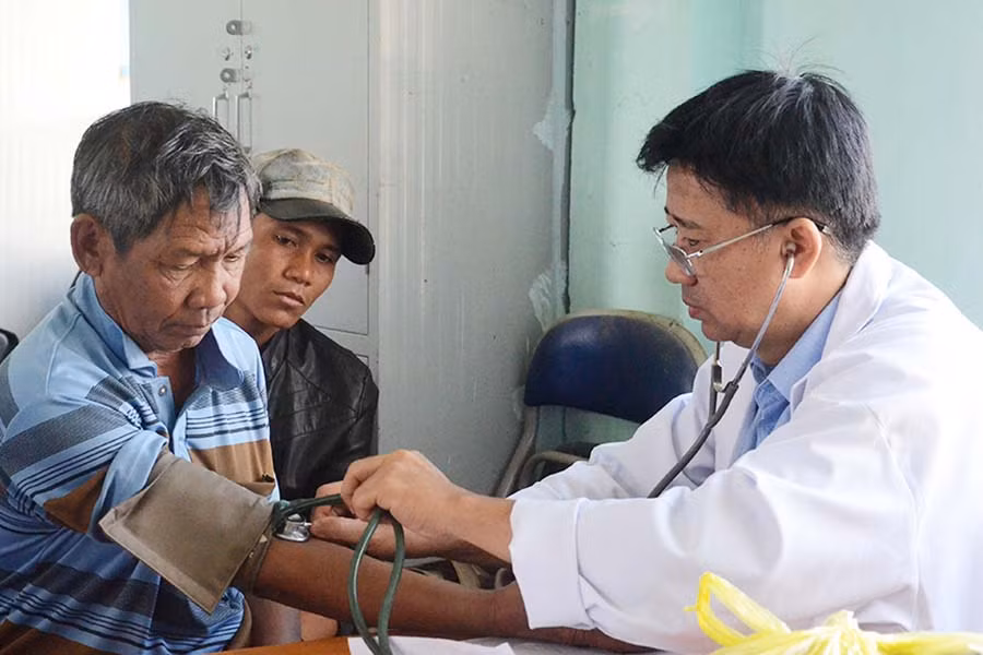 Bác sĩ khám bệnh cho bệnh nhân. Ảnh: P.L