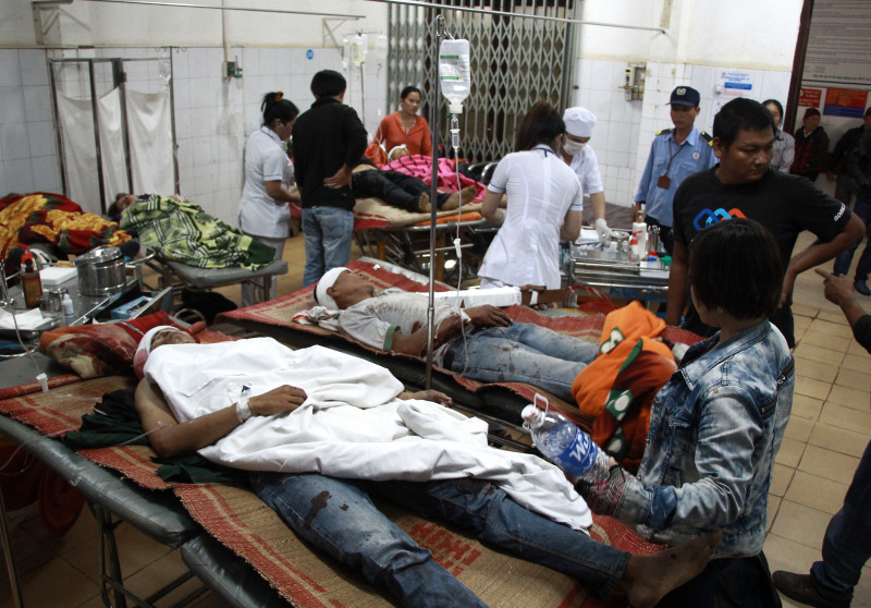 Các y bác sĩ đang tích cực cấp cứu cho 6 bệnh nhân đang trong tình trạng nguy kịch.