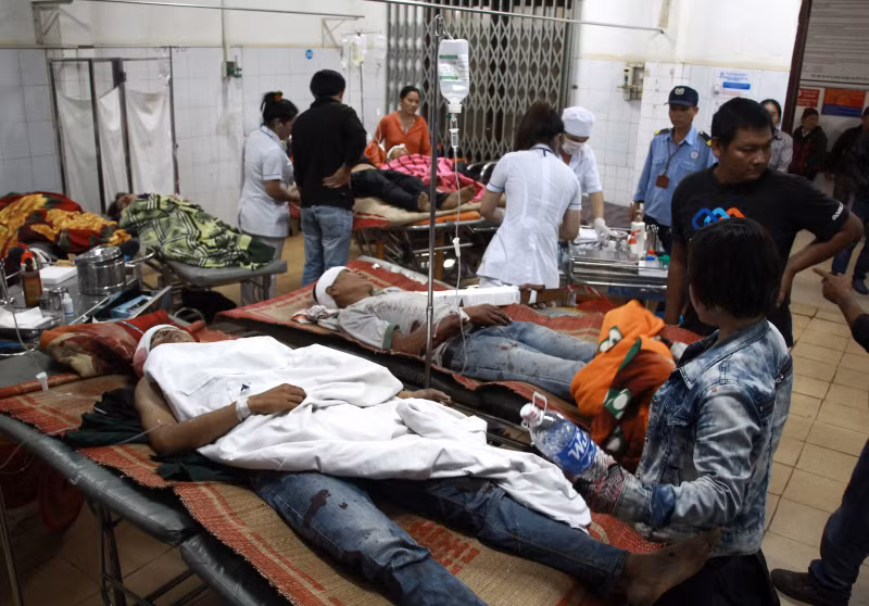 Các y bác sĩ đang tích cực cấp cứu cho 6 bệnh nhân đang trong tình trạng nguy kịch.