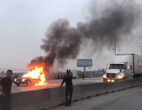 Hiện trường vụ cháy xe ô tô camry.