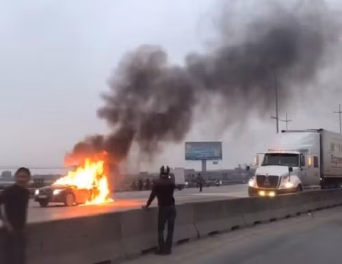 Hiện trường vụ cháy xe ô tô camry.