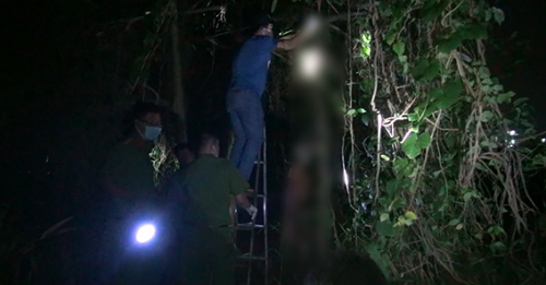 Người đàn ông chết khô trong tư thế treo cổ.