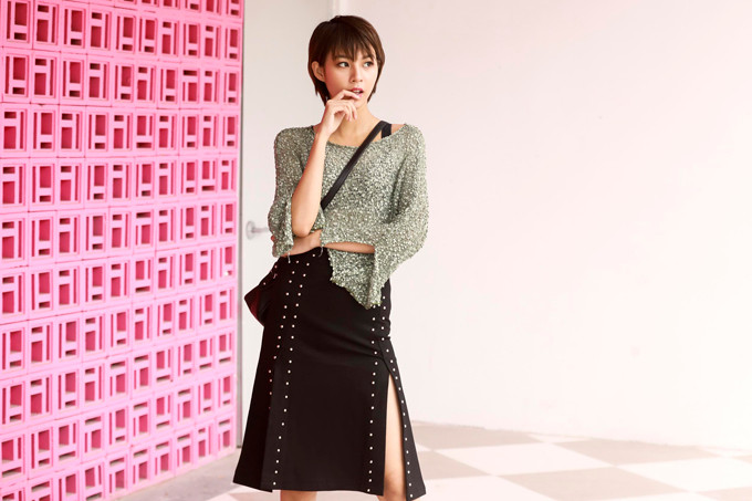 Vải ánh kim là một trong những chất liệu được dự báo sẽ được ưa chuộng ở mùa mốt mới, người đẹp nhanh tay chọn cho mình mẫu áo bắt sáng để phối hợp cùng chân váy xẻ.