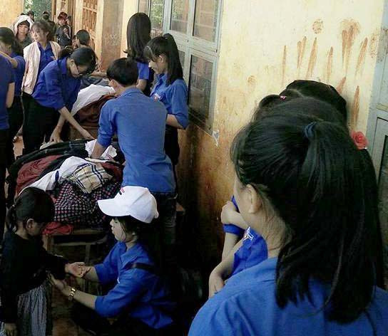  Các bạn đoàn viên thanh niên đang chọn áo ấm, quần áo cho các em thiếu nhi. Ảnh: Lê Huy Hoàng