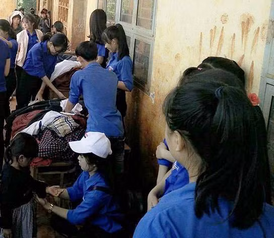  Các bạn đoàn viên thanh niên đang chọn áo ấm, quần áo cho các em thiếu nhi. Ảnh: Lê Huy Hoàng