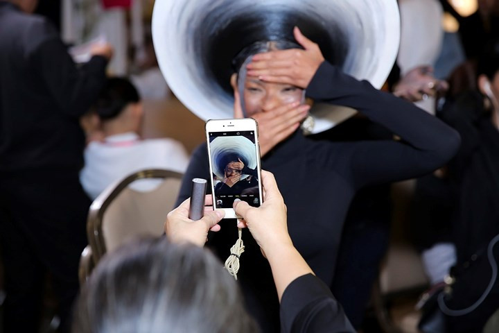 Trương Thị May đã trải qua gần 1 tiếng đồng hồ hóa trang để biến hóa thành cụ Hai Xong cho phần trình diễn. Trương Thị May đã trải qua gần 1 tiếng đồng hồ hóa trang để biến hóa thành cụ Hai Xong cho phần trình diễn.