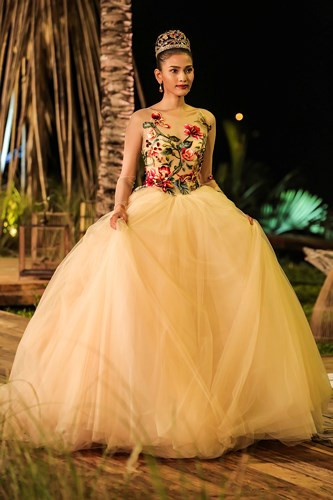 Ở cả 3 lần xuất hiện, với phong thái trình diễn tự tin, người đẹp hoàn toàn áp đảo sàn diễn và để lại dấu ấn đậm nét. Ở cả 3 lần xuất hiện, với phong thái trình diễn tự tin, người đẹp hoàn toàn áp đảo sàn diễn và để lại dấu ấn đậm nét.