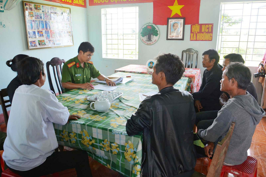 Những người dân trình báo việc vay mượn với bà Thu với cơ quan Công an huyện Chư Sê. Ảnh: M.T