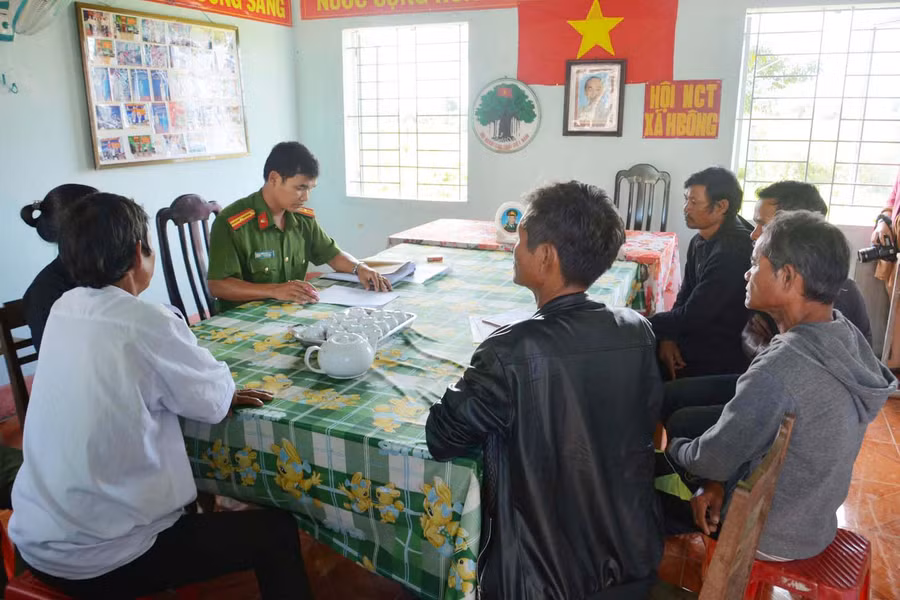 Những người dân trình báo việc vay mượn với bà Thu với cơ quan Công an huyện Chư Sê. Ảnh: M.T