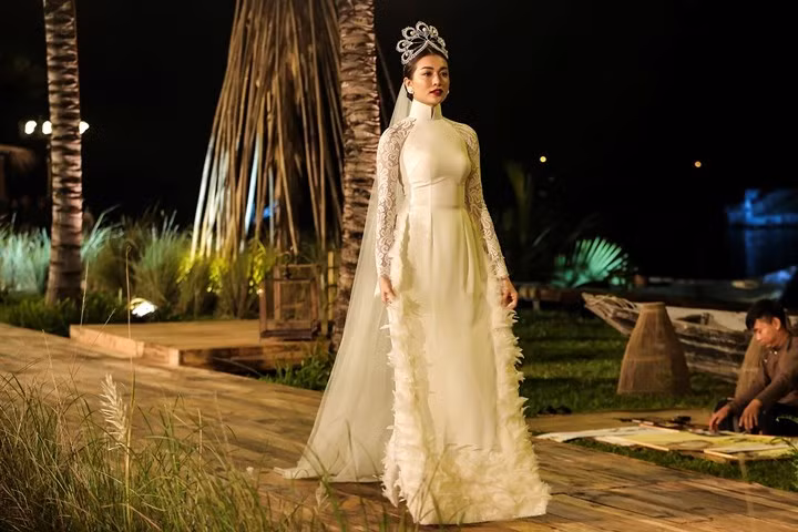 Trong màn diễn cuối, Á hậu Lệ Hằng bất ngờ xuất hiện trong bộ áo dài cưới và đội chiếc vương miện Mikimoto – chiếc vương miện được chế tác đặc biệt cho các Hoa hậu Hoàn vũ thế giới.